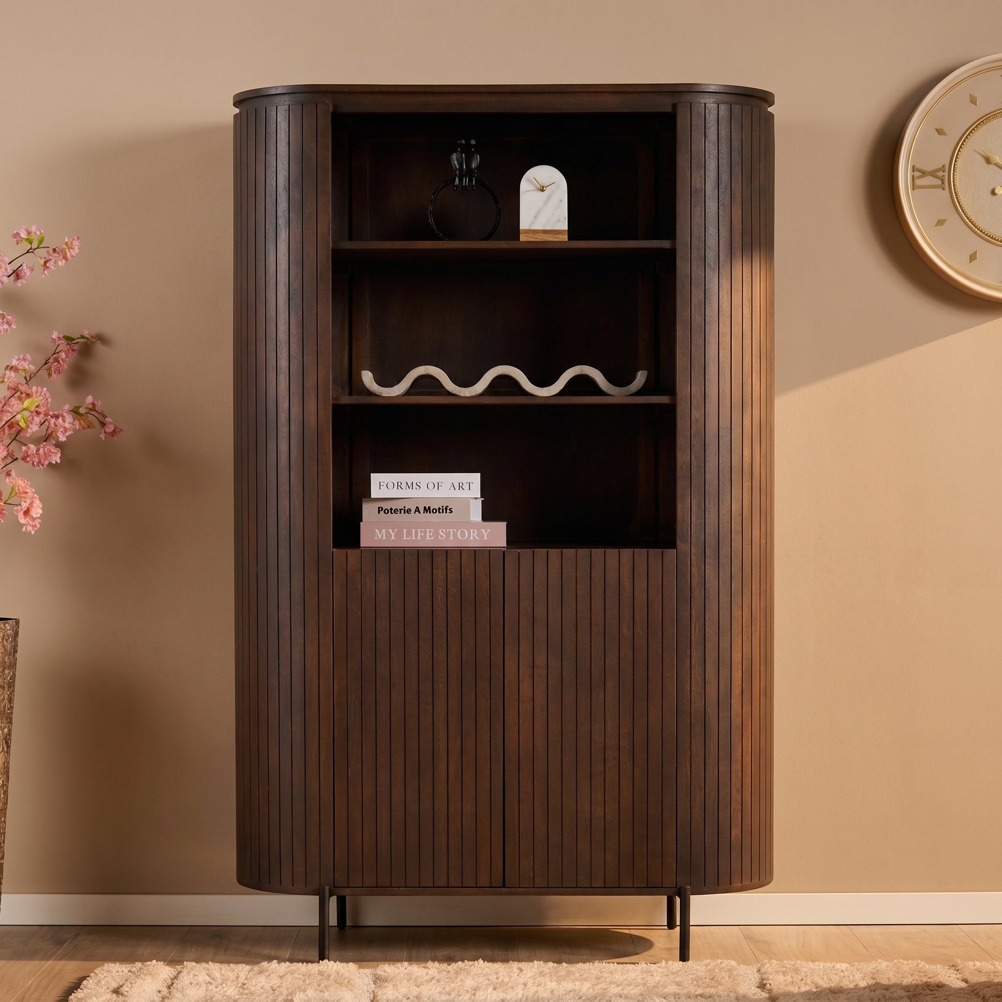 Hoge wandkast Solana van Starfurn in bruin mangohout van 115 breed en 180 cm hoog