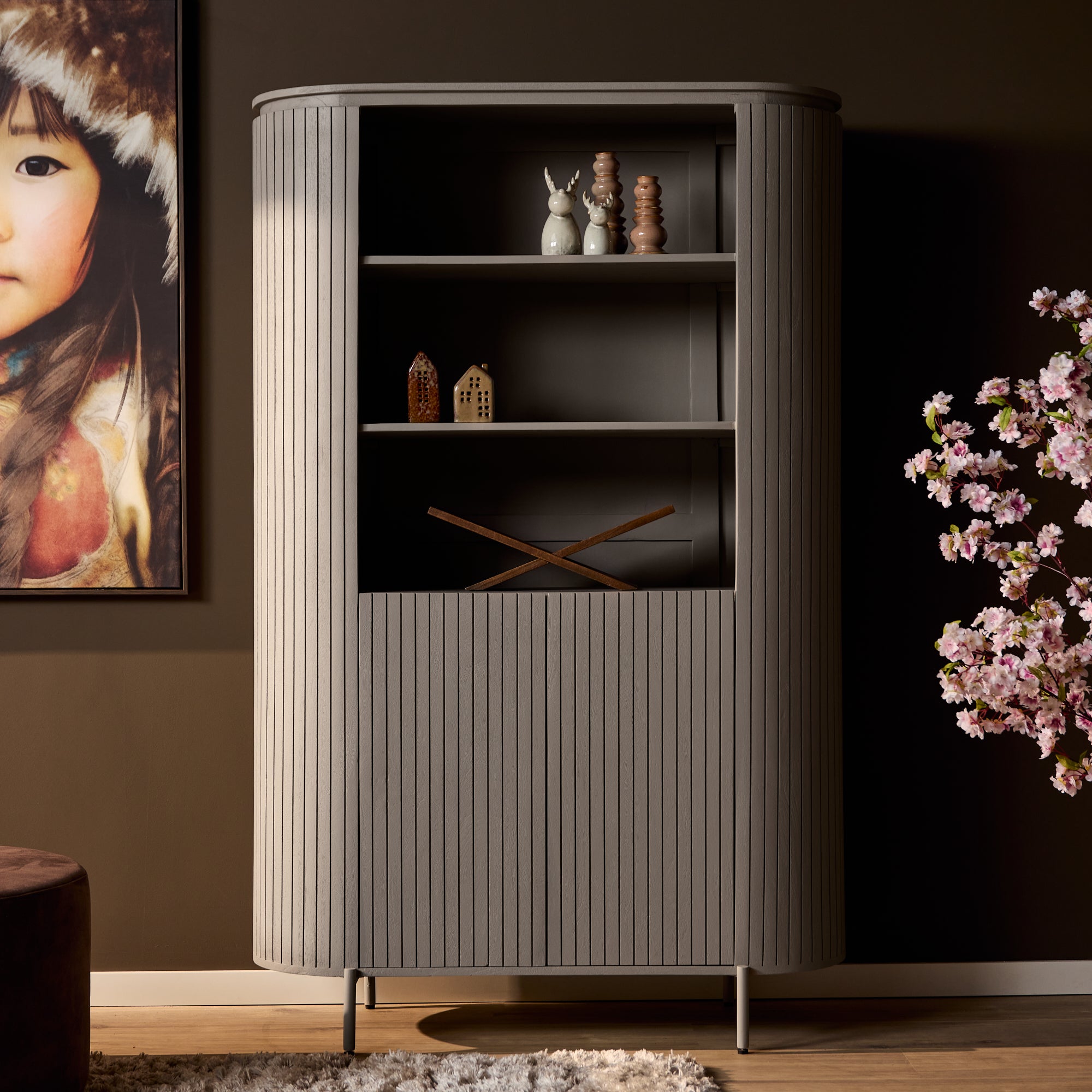 Wandkast Solana van Starfurn in taupe, opgesteld in een sfeervolle woonkamer
