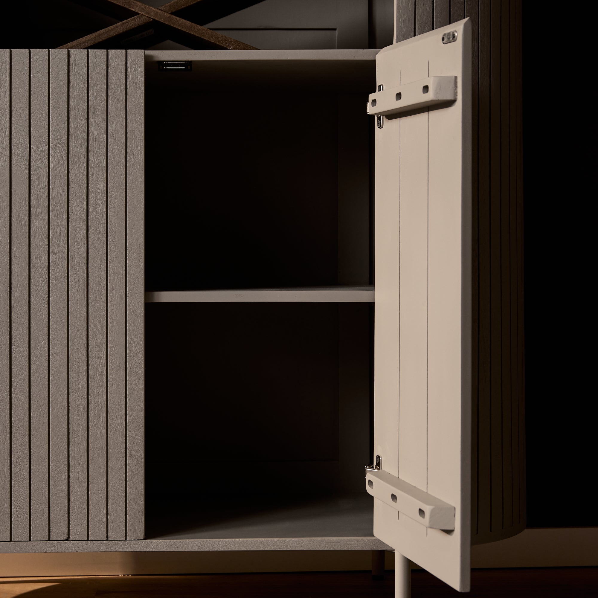 Wandkast Solana van Starfurn van opzij gezien, 45 cm diep en 180 cm hoog