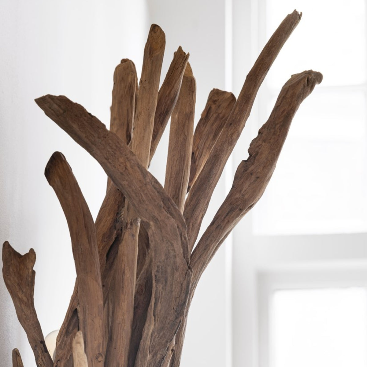 Wandlamp Spot boven een sidetable MUST Living