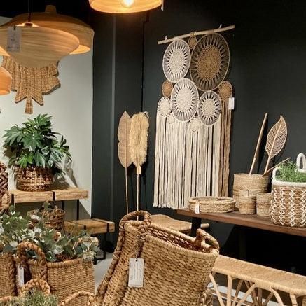 Wandpaneel Boho van MUST Living aan een muur, met het geknoopte macrame in beeld