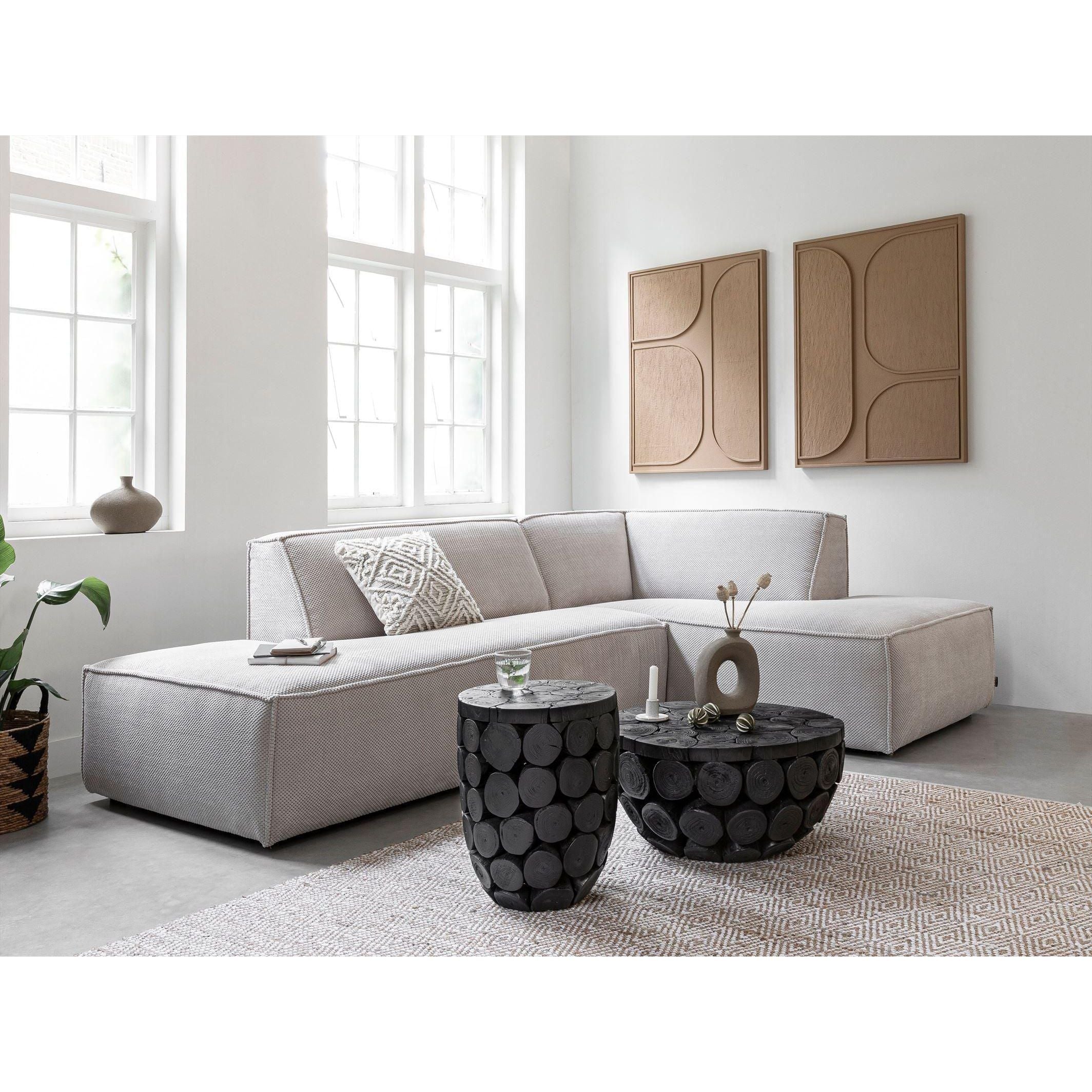 Wandpaneel Lorcan van MUST Living, breed beeld van het bruine boomschorspaneel aan de wand