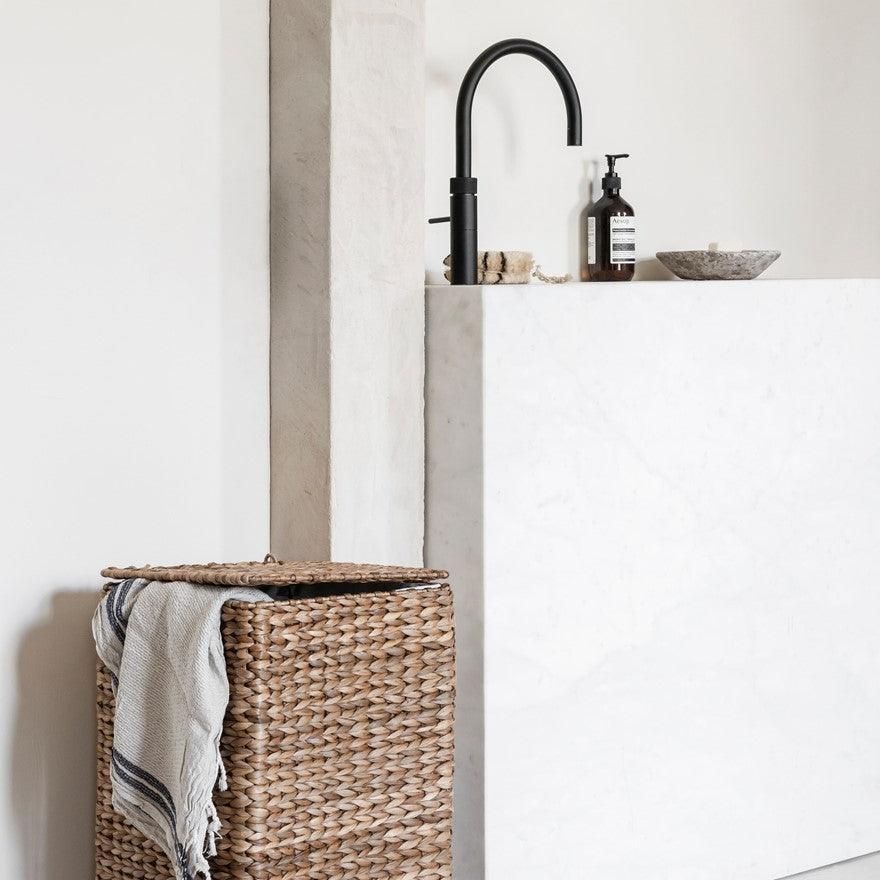 Handgevlochten waterhyacint wasmand met linnen binnenzak