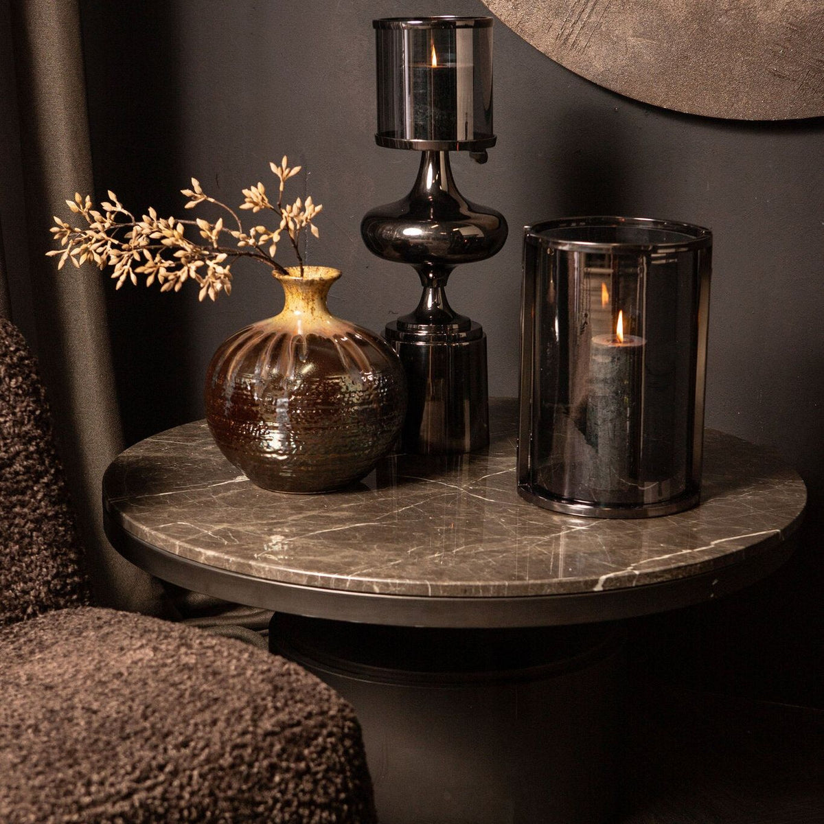 Windlicht Jarie Gunmetal Large van PTMD, roestvrijstalen windlicht in gunmetal gestyled in een woonsfeer