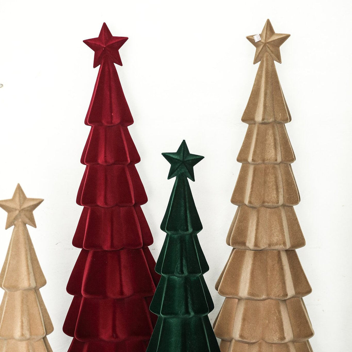 Yule Kerstboom Gelaagd Bordeaux Large van PTMD, gelaagde kerstbomen in bordeaux, groen en beige naast elkaar