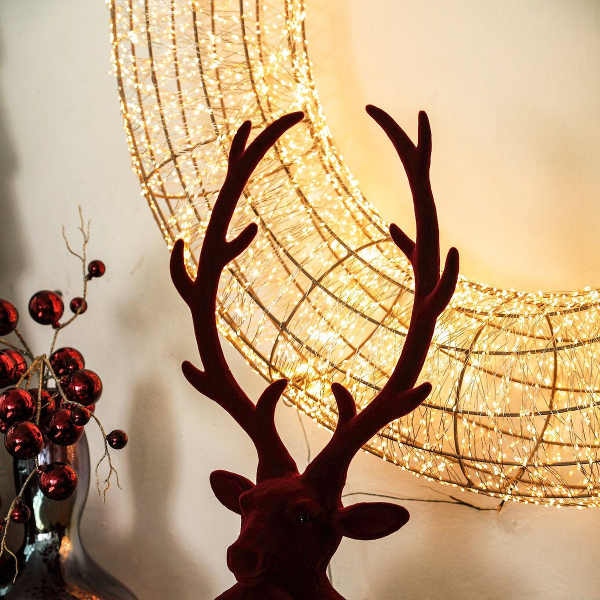 Yule Rendierkop Bordeaux Large van PTMD, sfeerbeeld met de bordeaux rendierkop als kerstdecoratie op een dressoir
