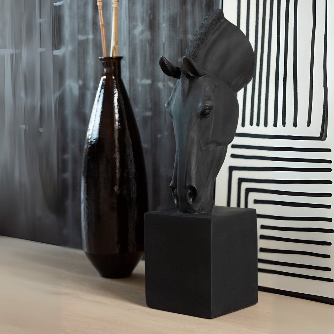 Paard Op Voet Zwart Large J-Line