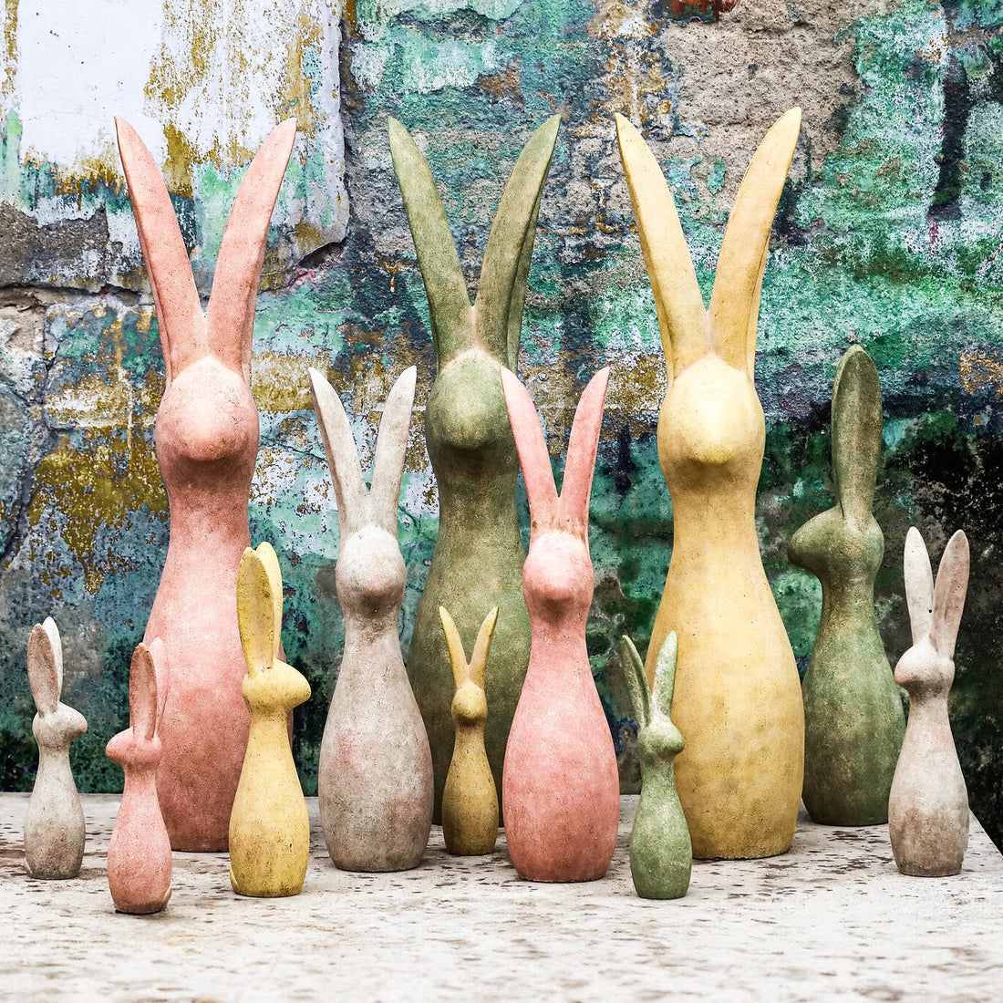 Beeld Remy Groen Cement Rabbit Ears Up XL PTMD