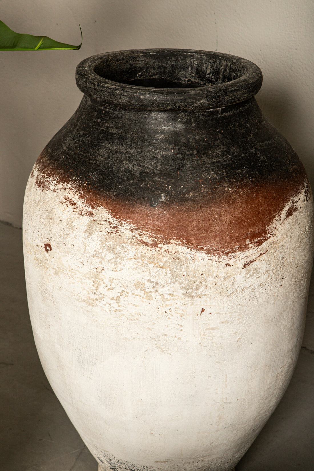 Jinsu White round GRC jar pot dark top PTMD