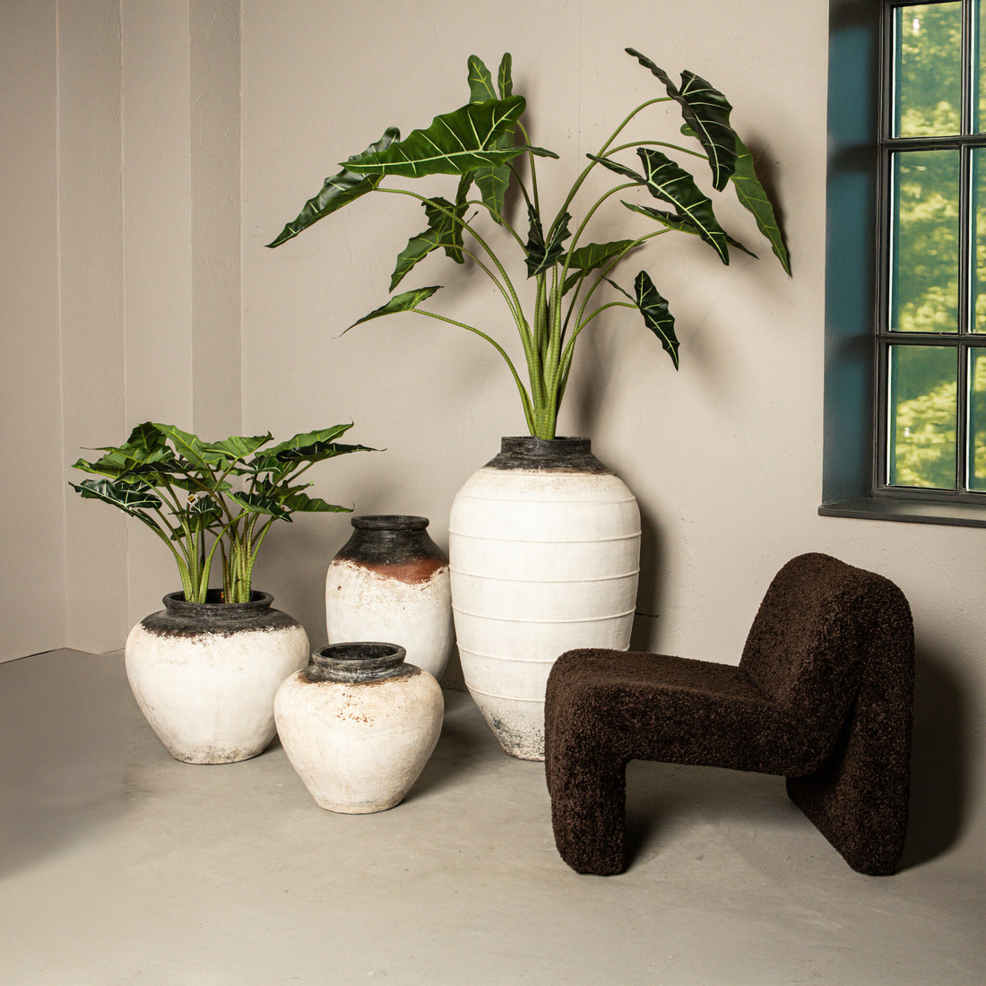 Jinsu White round GRC jar pot dark top PTMD