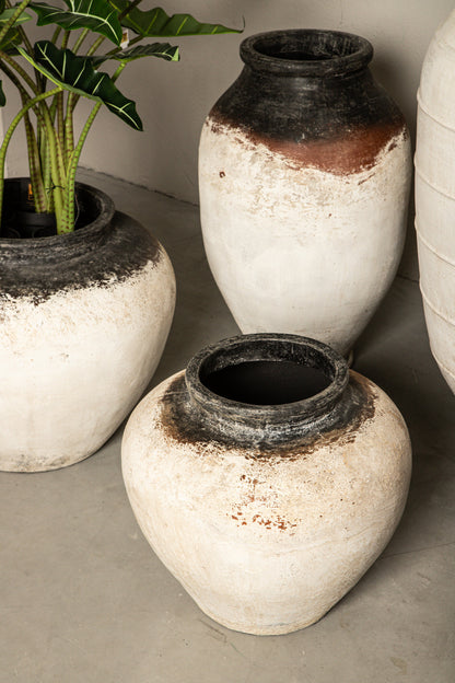 Jinsu White round GRC jar pot dark top PTMD