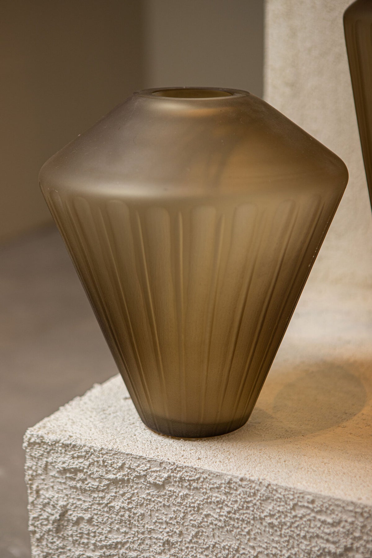 Vaas Damiri Brown Glass Handcut Vase Lines M PTMD