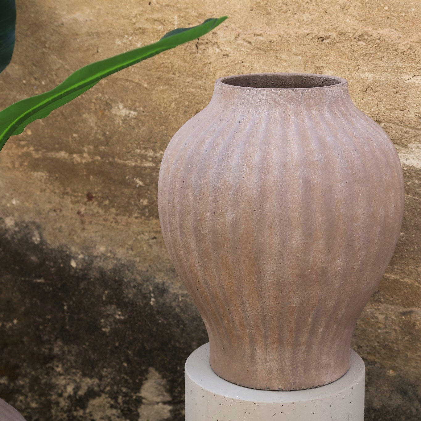 Beautii Brown Fiber Cement Pot Ribbed Structure L PTMD