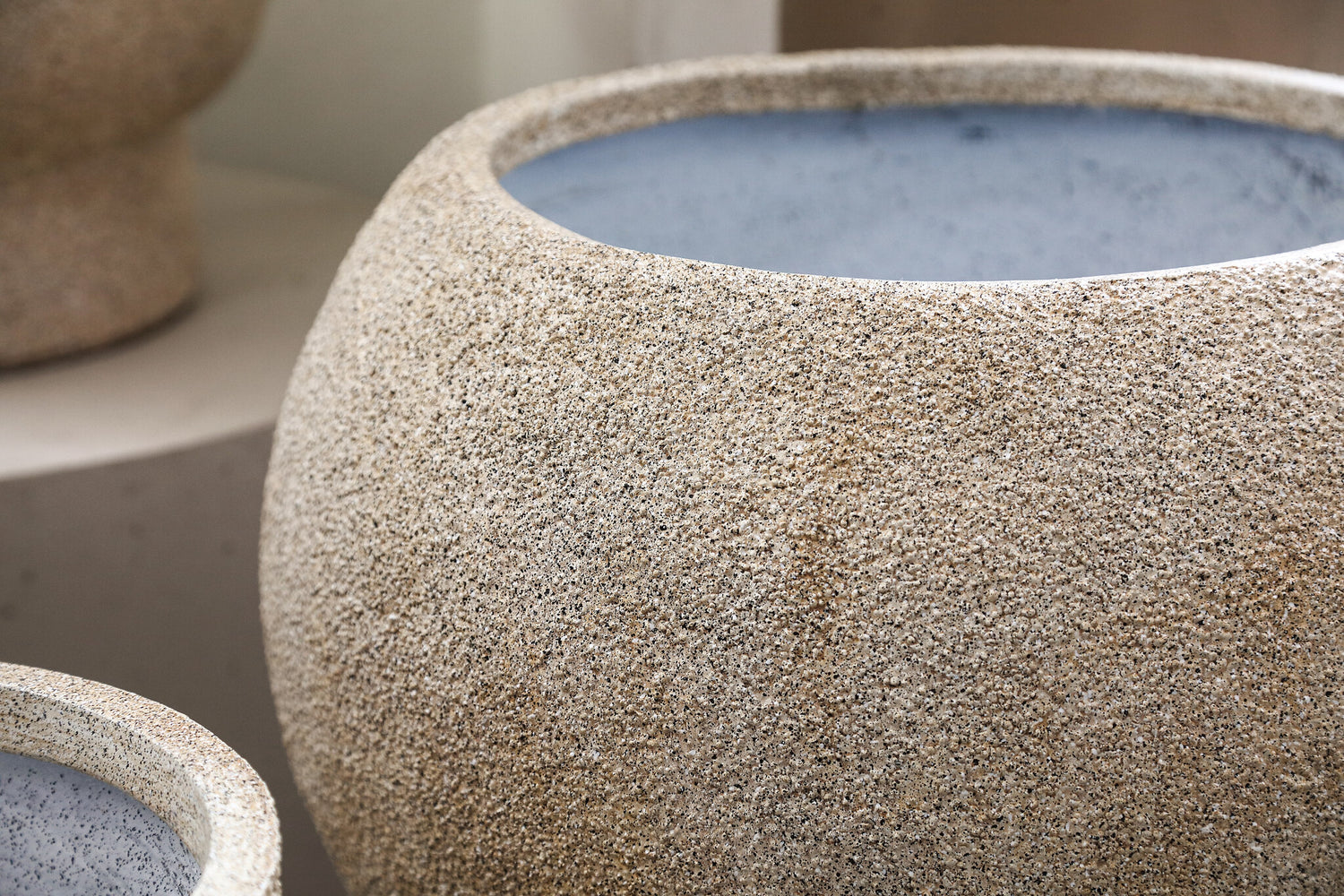 Bloempot Nihara Beige Fiber Cement Bolvormig Set van 2 PTMD