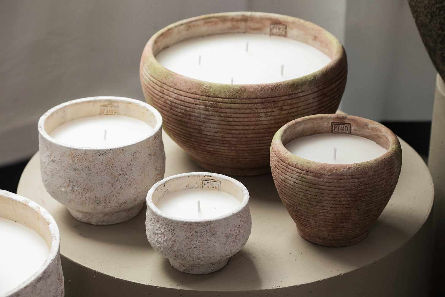 Outdoor Kaars Haily Wit Cement Op Voet Medium PTMD
