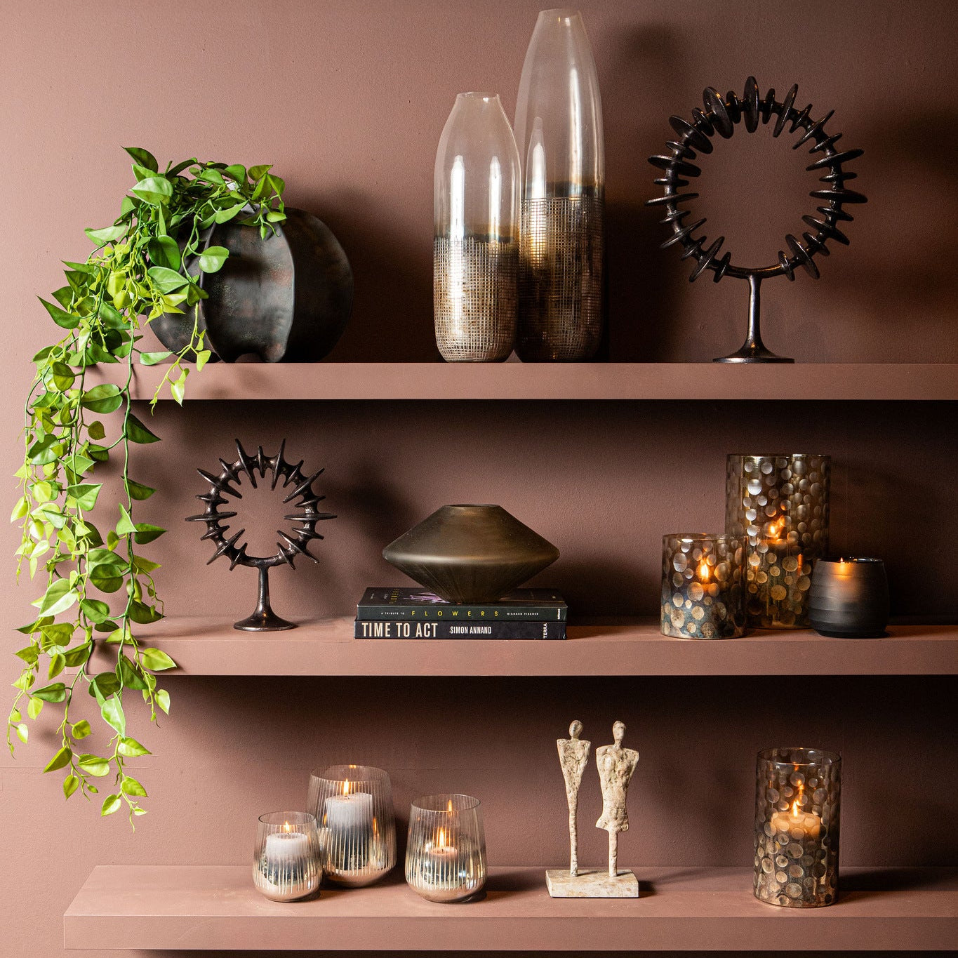 Beeld Darriel Beige Aluminium Koppel Op Marmeren Voet PTMD