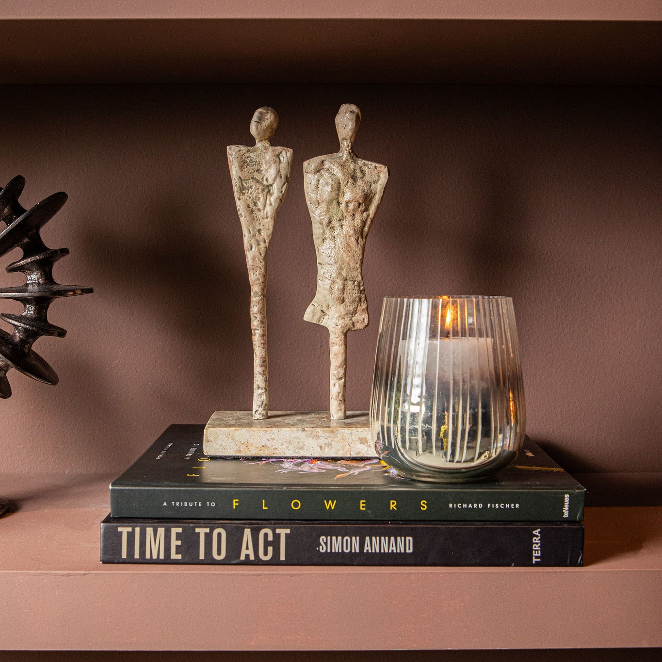 Beeld Darriel Beige Aluminium Koppel Op Marmeren Voet PTMD