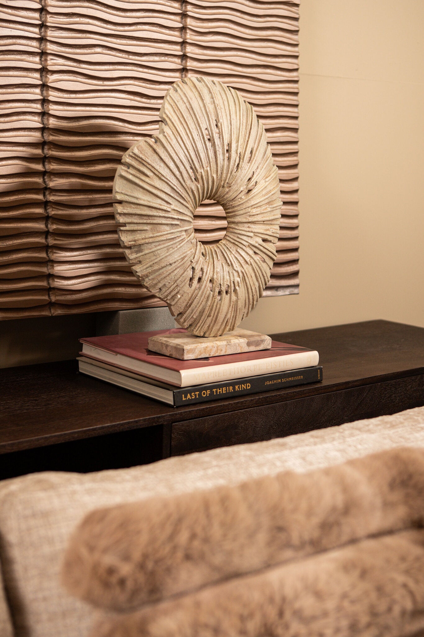 Vija Beige Casted Alu Organic Open Statue S PTMD