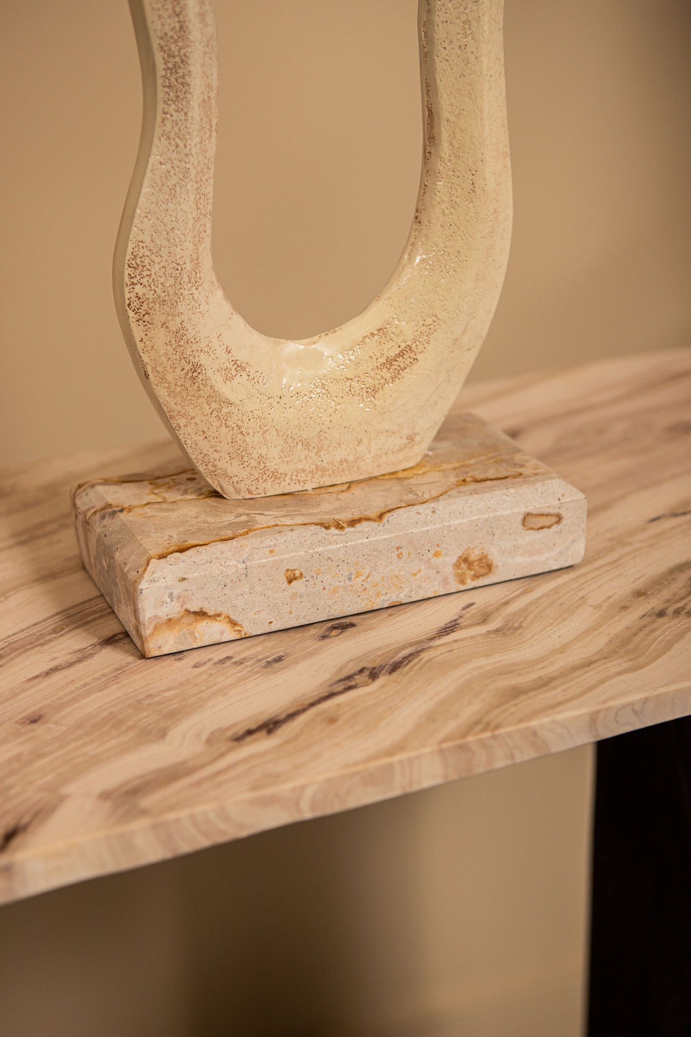 Beeld Camare Abstract Design Gegoten Aluminium Beige Large PTMD