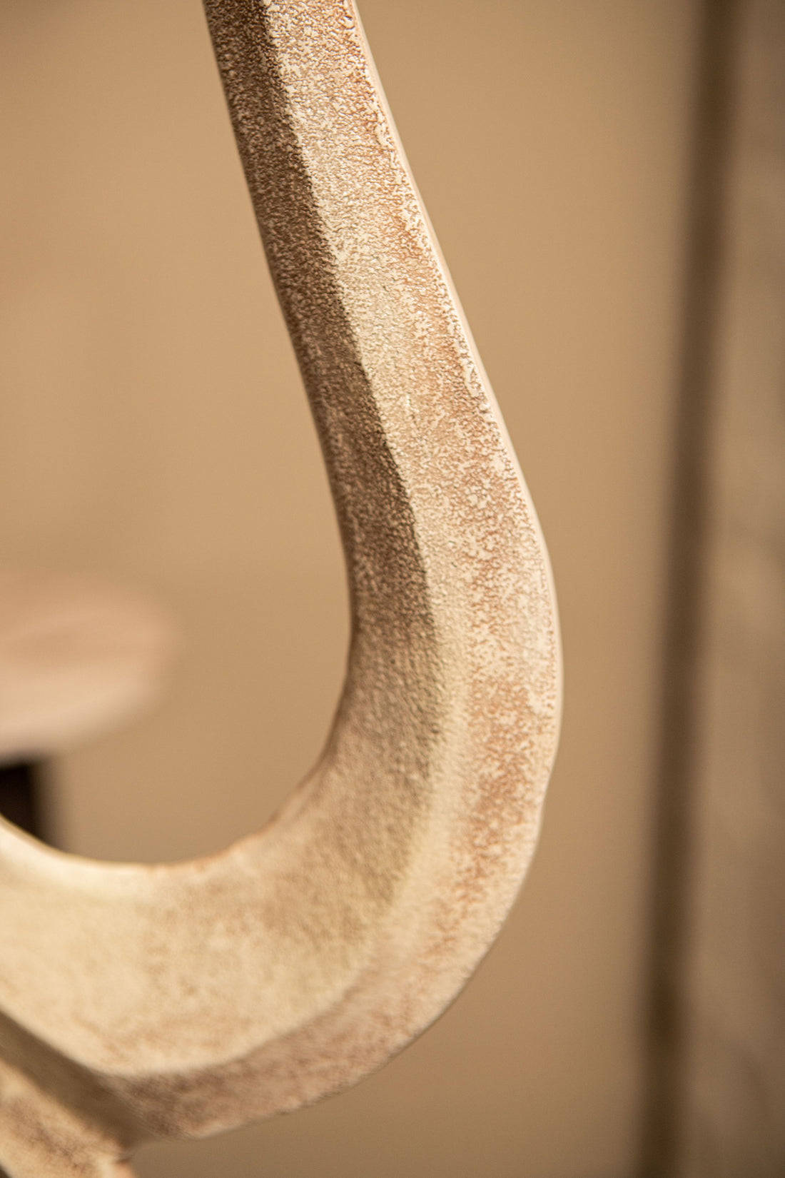 Beeld Camare Abstract Design Gegoten Aluminium Beige Small PTMD