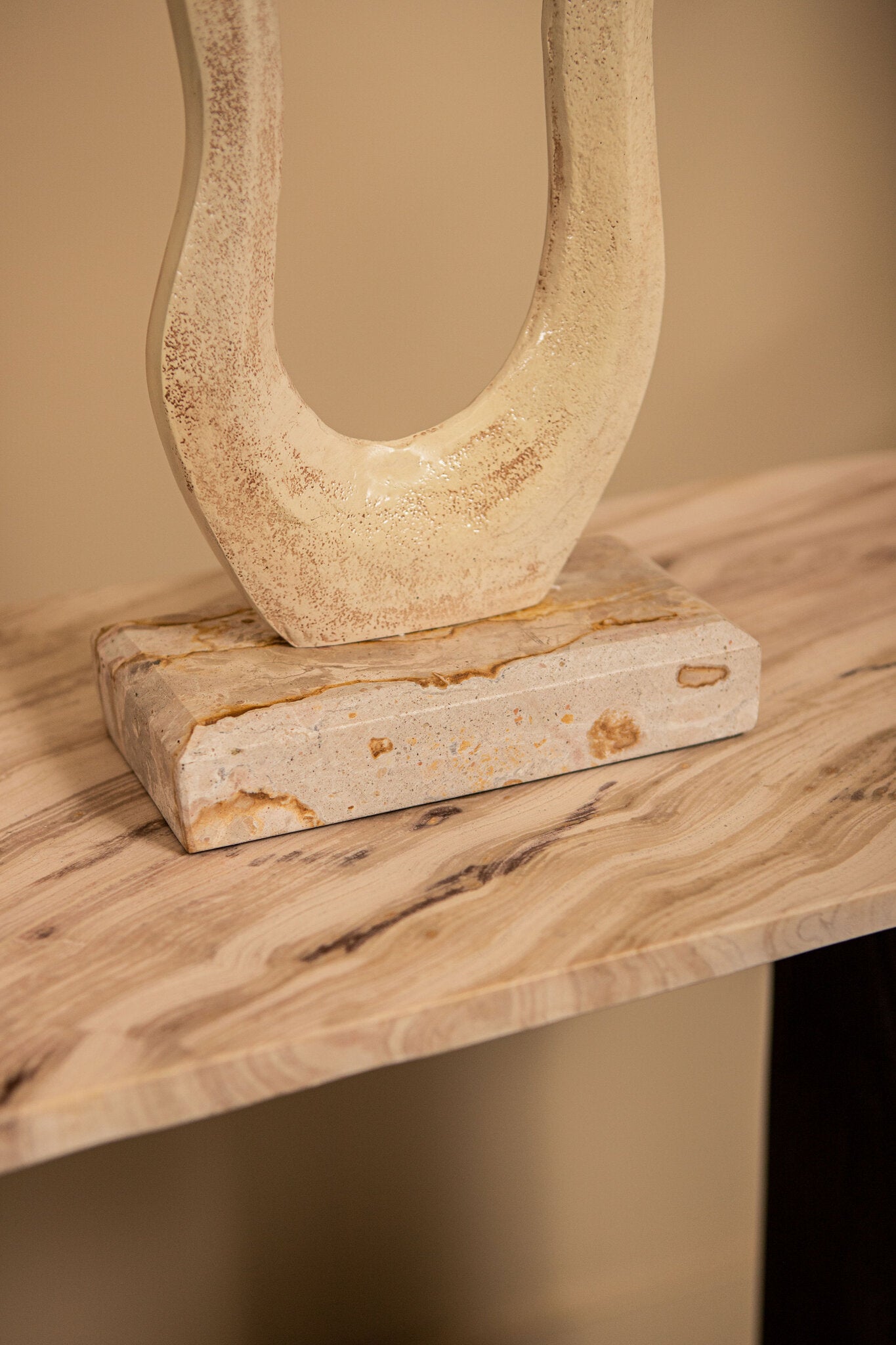 Beeld Camare Abstract Design Gegoten Aluminium Beige Small PTMD