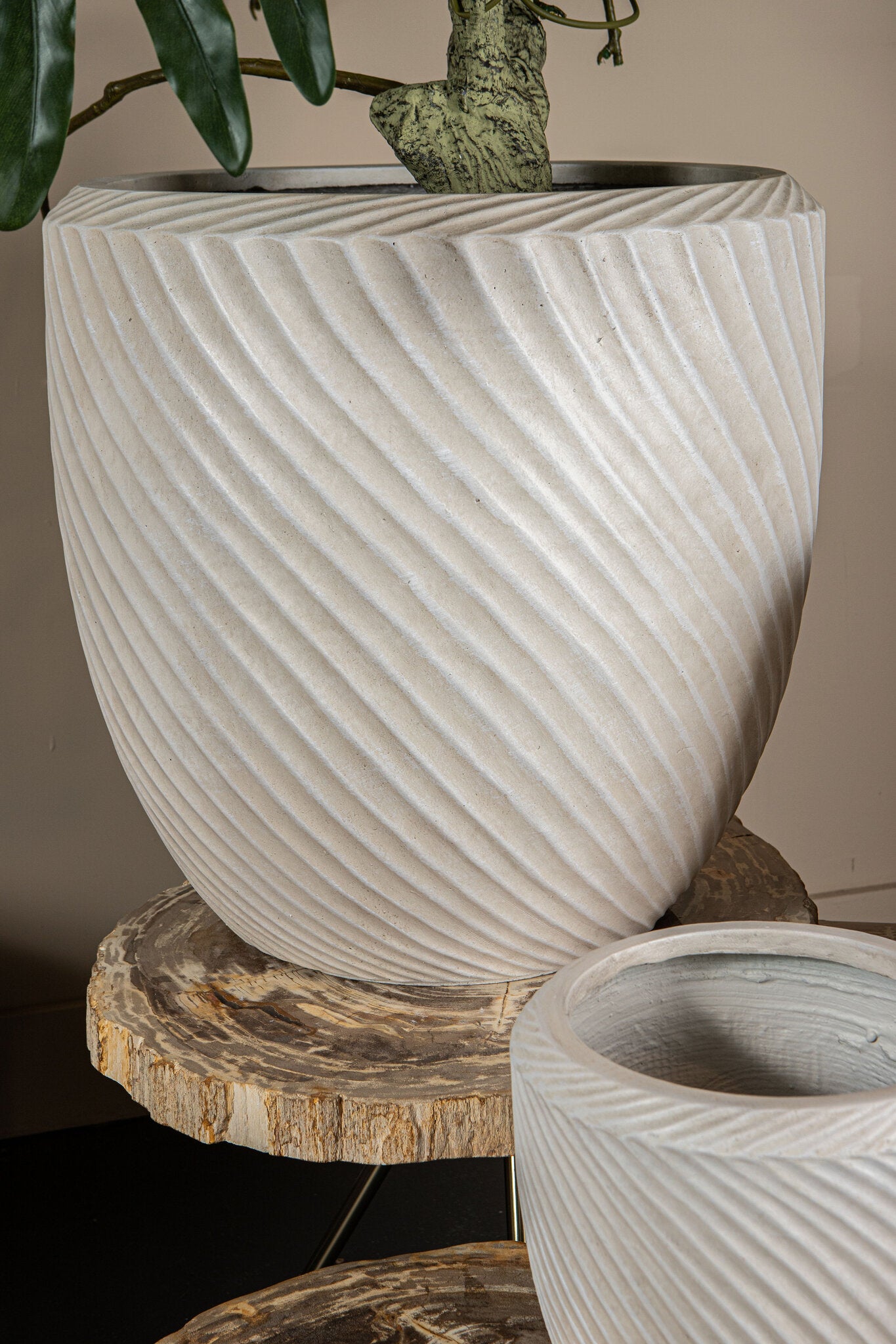 Nikol Beige GRC Wave Pattern Pot Round Low SV3 PTMD