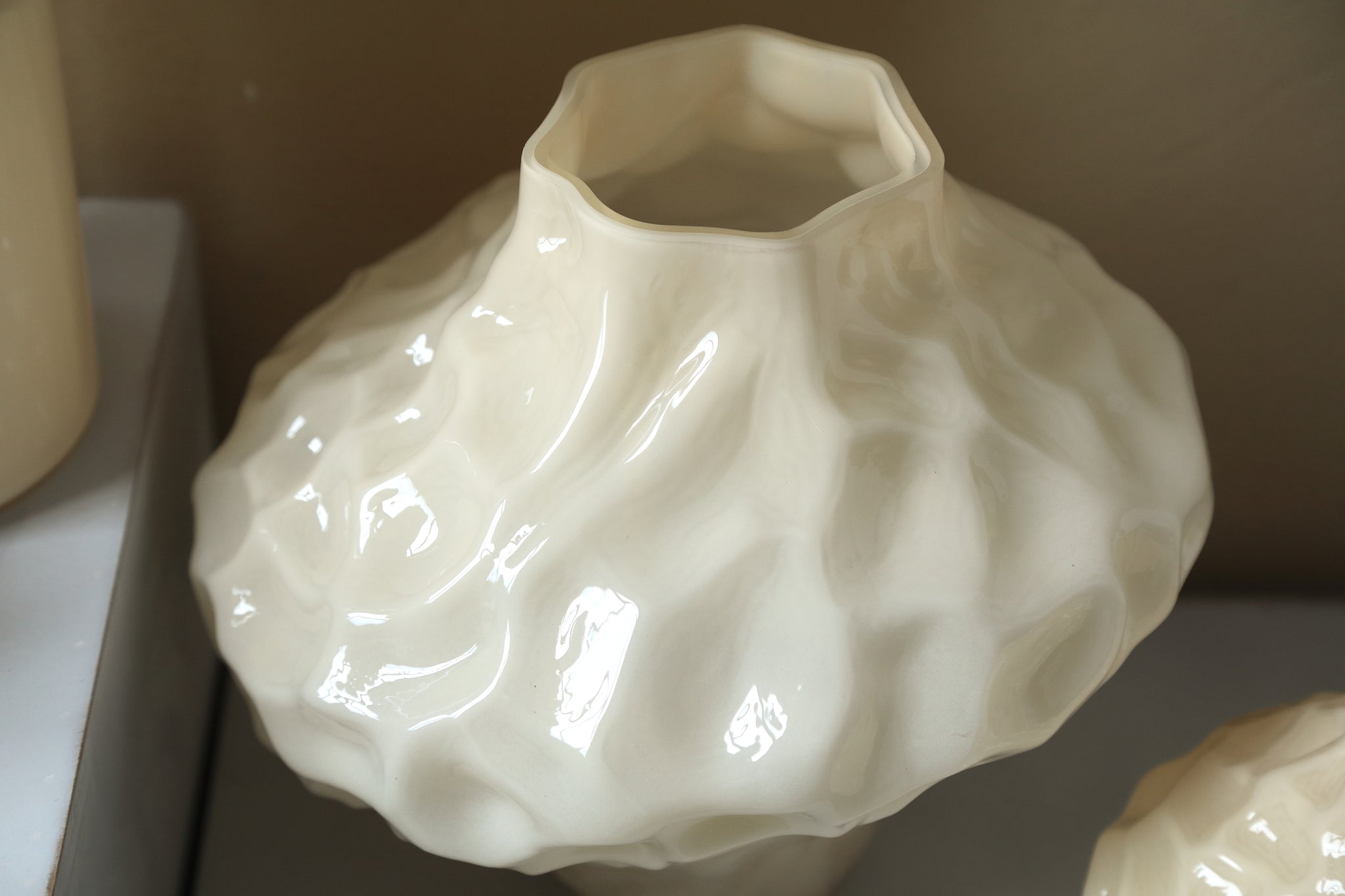 Vaas Moises Creme Onregelmatig Glas Small PTMD