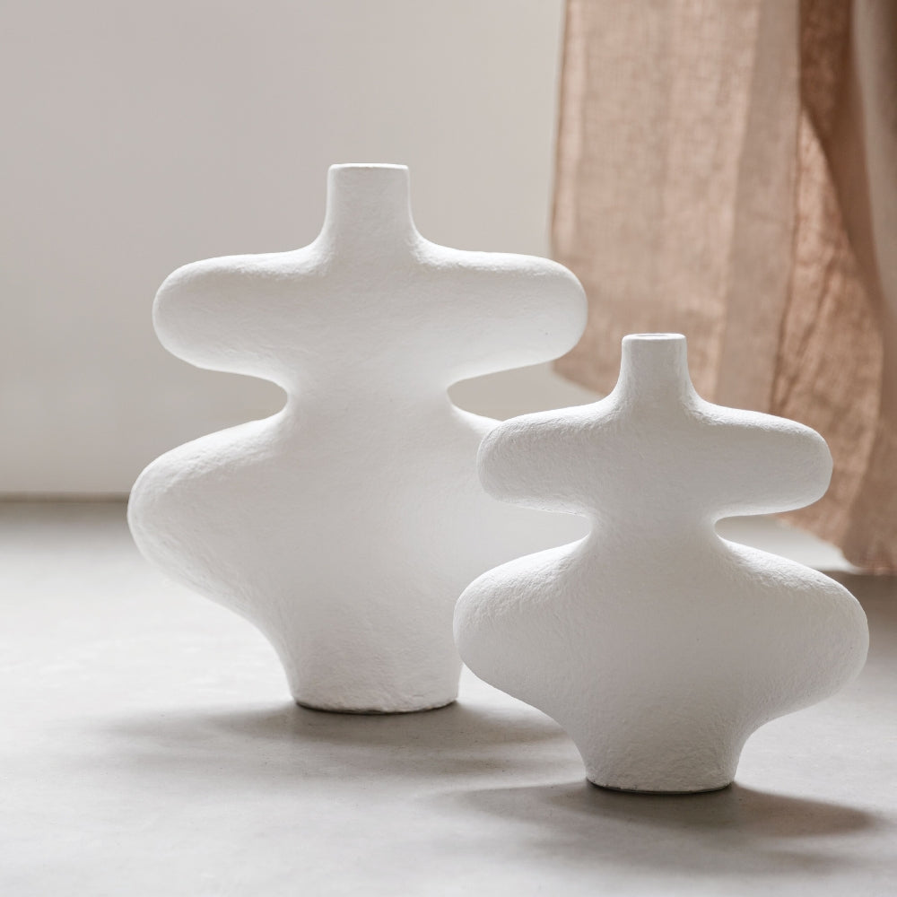 Vaas La Femme van MUST Living, witte vezelcement vaas met vrouwelijk silhouet in een rustig interieur
