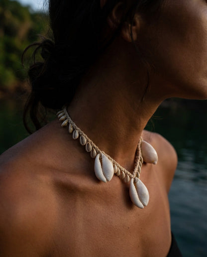 De Big White Cowrie Schelpenketting