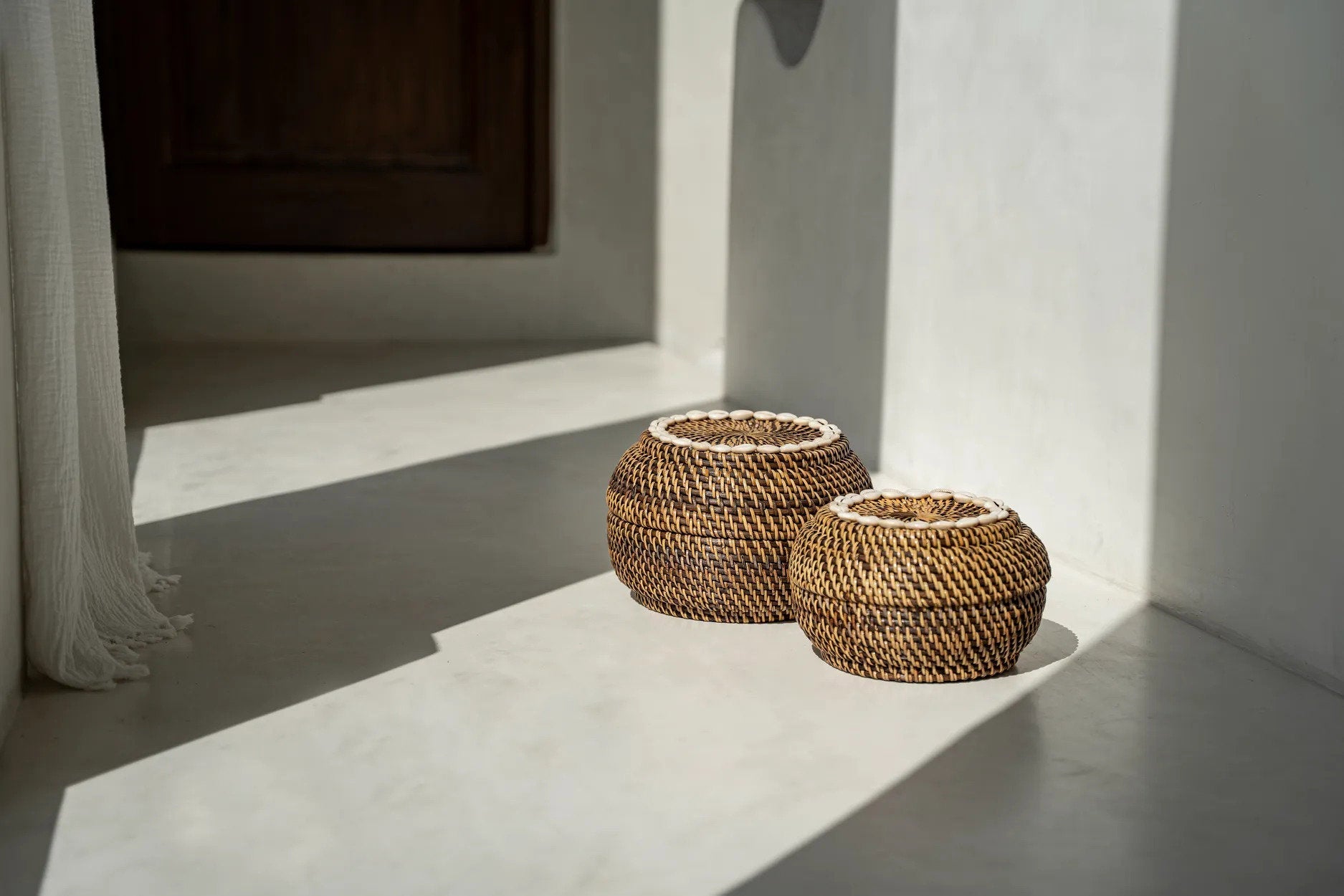 De Colonial Peek-a-Boo Mand Naturel Small Bruin Bazar Bizar