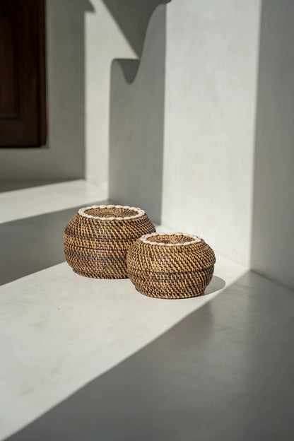 De Colonial Peek-a-Boo Mand Naturel Small Bruin Bazar Bizar