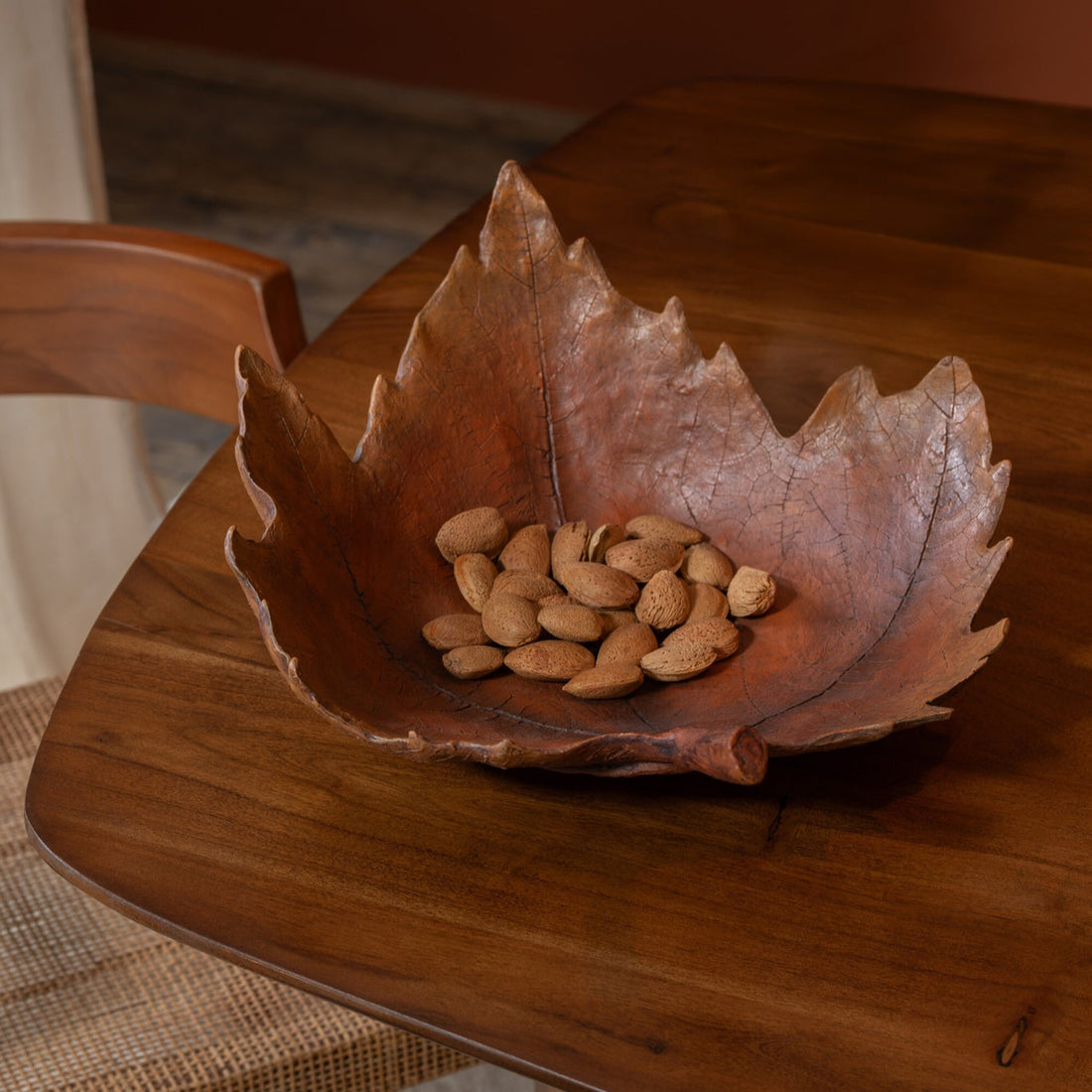 J-Line decoratieve bladschaal gebruikt als tafeldecoratie herfst met noten, oranje bruine schaal in bladvorm