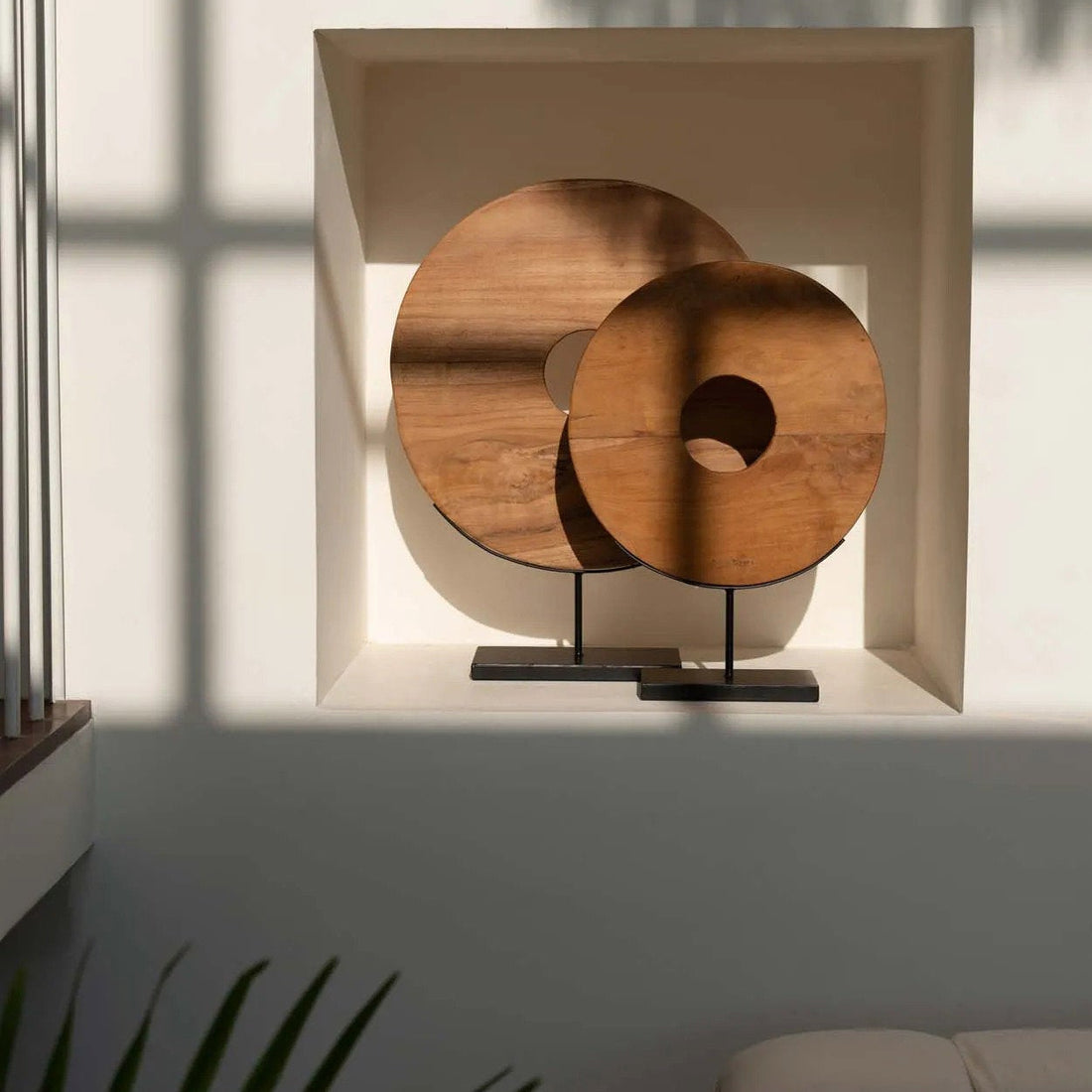 De Teak Disc op Stand Large Bazar Bizar