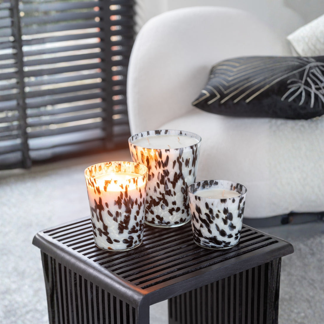 Geurkaars Noa Zwart/Wit Medium-68u J-Line