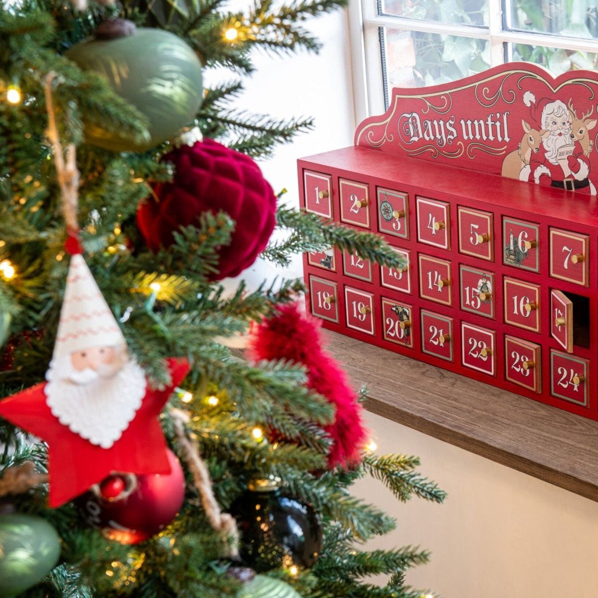 Houten adventskalender van J-Line gestyled op een dressoir tijdens de feestdagen