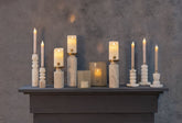 Alani Kandelaar Marmer Beige Geribbeld Medium van PTMD, kandelaar in beige marmer gestyled in een woonsfeer