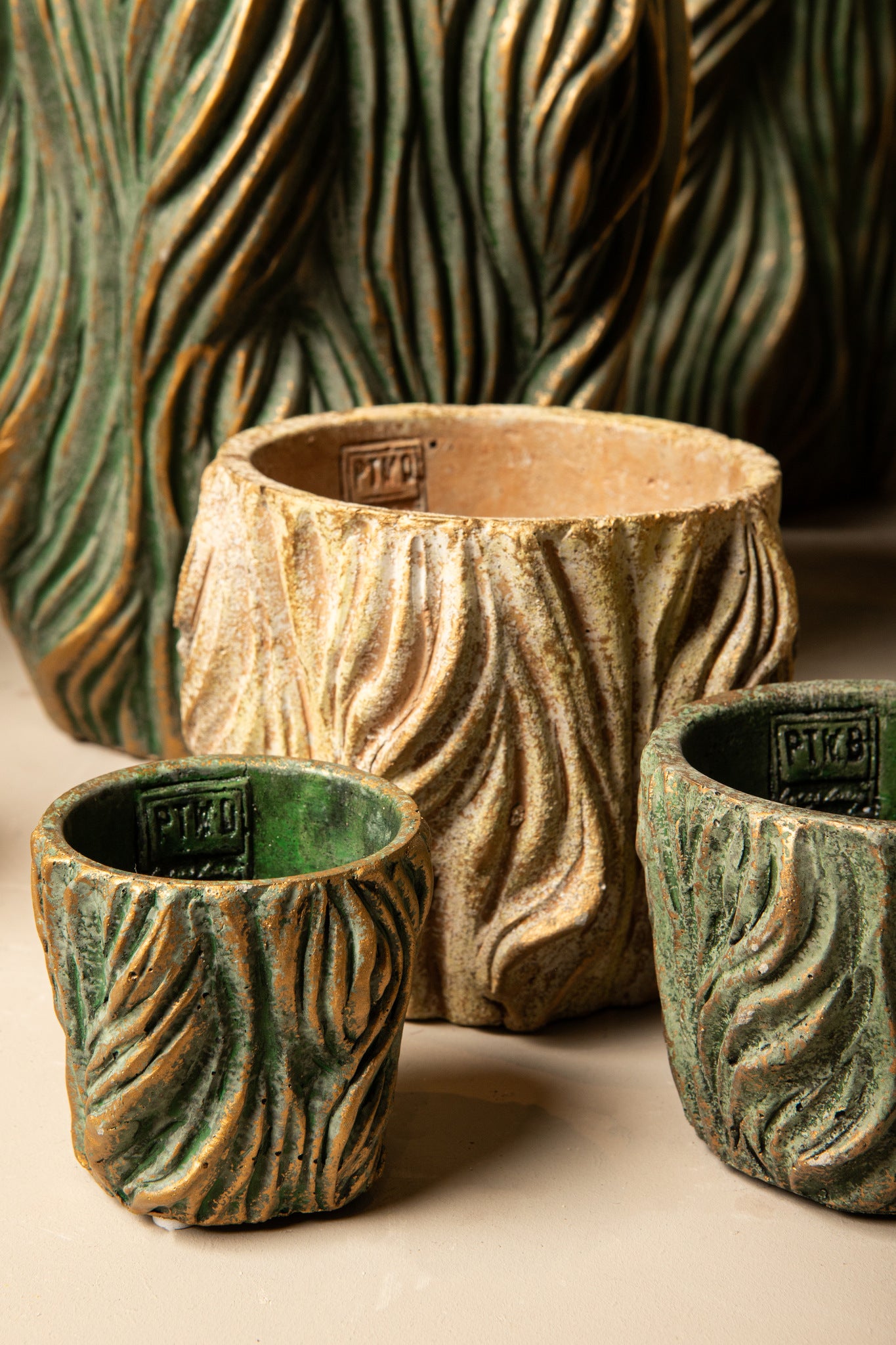 Alexio Green Round Cement Pot Wavy Lines Low XL Ø30xH30cm PTMD - Pot - PTMD - livinglovely.nl