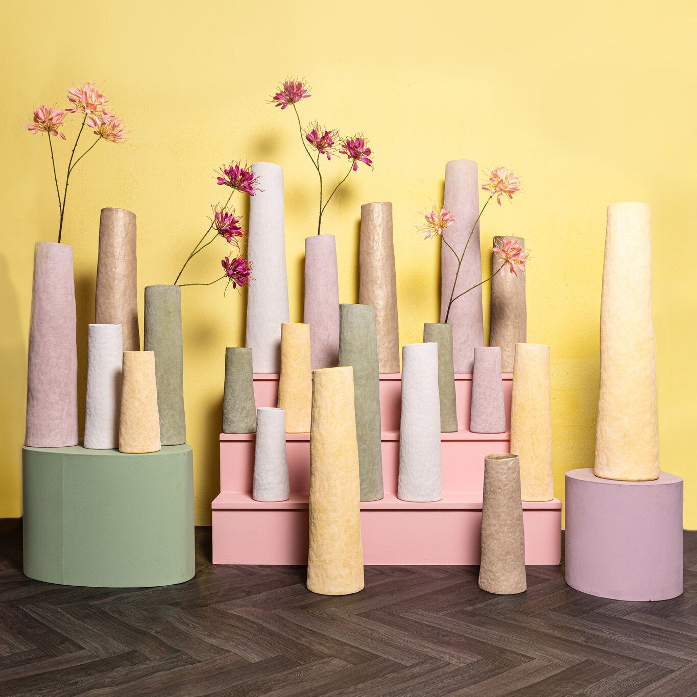 Ardala Light Pink Straight Round Ceramic Vase XL van PTMD, hoge lichtroze vaas in een sfeervolle interieursetting