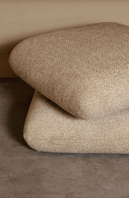 Aro Draaipoef Opulence Taupe van PTMD, sfeerfoto van de draaipoef in een interieur