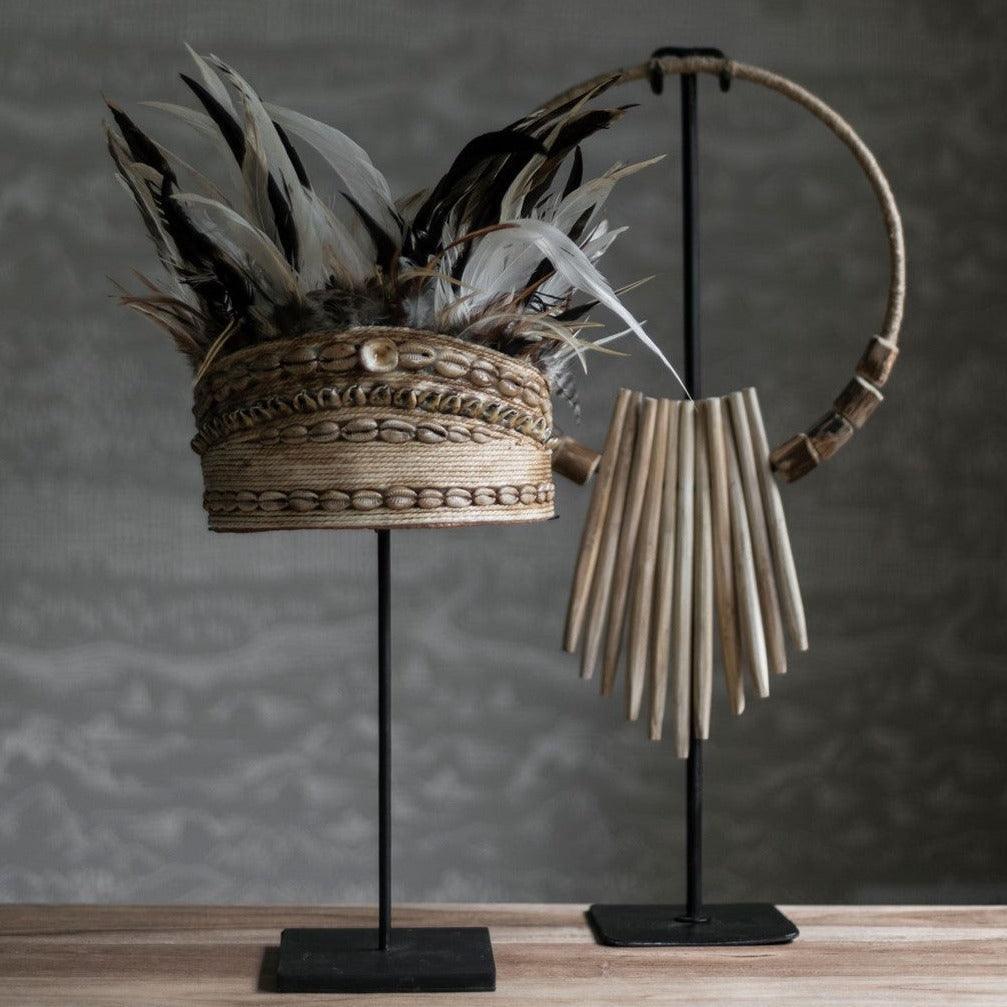 Balinese helm met schelpen en veren van MUST Living, decoratieve wandhelm in naturel tinten