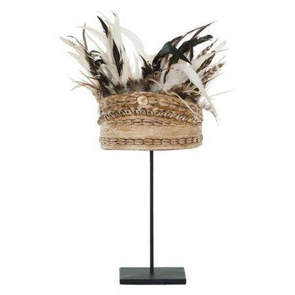 Bovenaanzicht van de Balinese helm van MUST Living met veren in het midden
