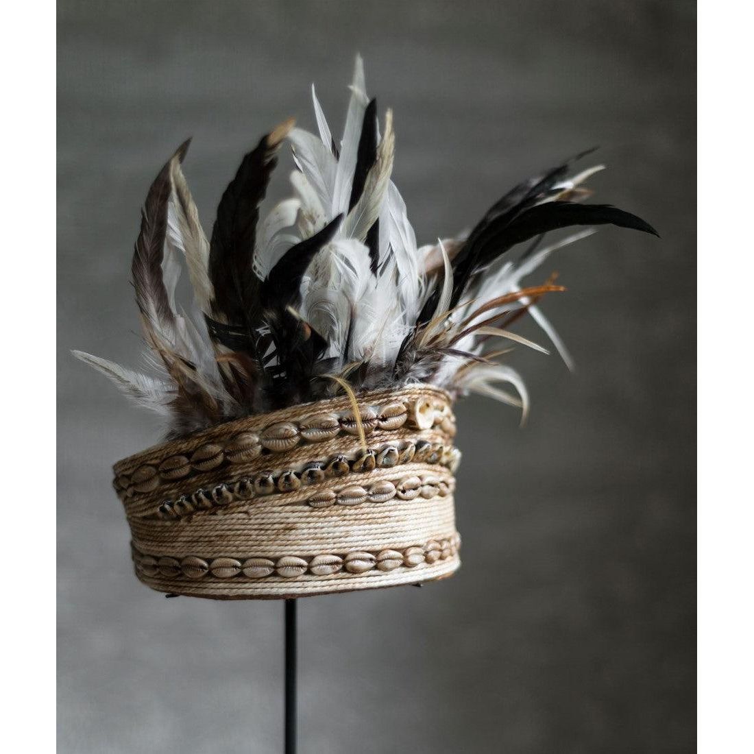 Balinese helm van MUST Living in een landelijk interieur met naturel accessoires