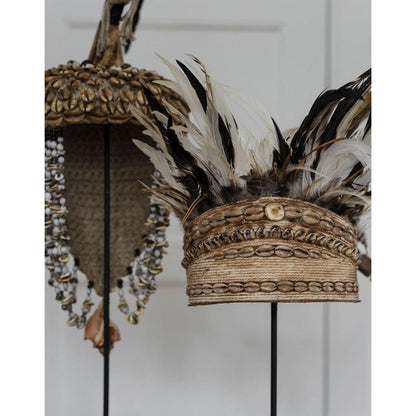 Zijaanzicht van de decoratieve Balinese helm van MUST Living met veren