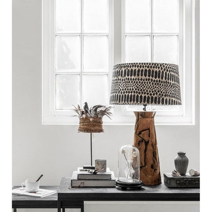 Balinese helm met schelpen van MUST Living als wanddecoratie boven een dressoir