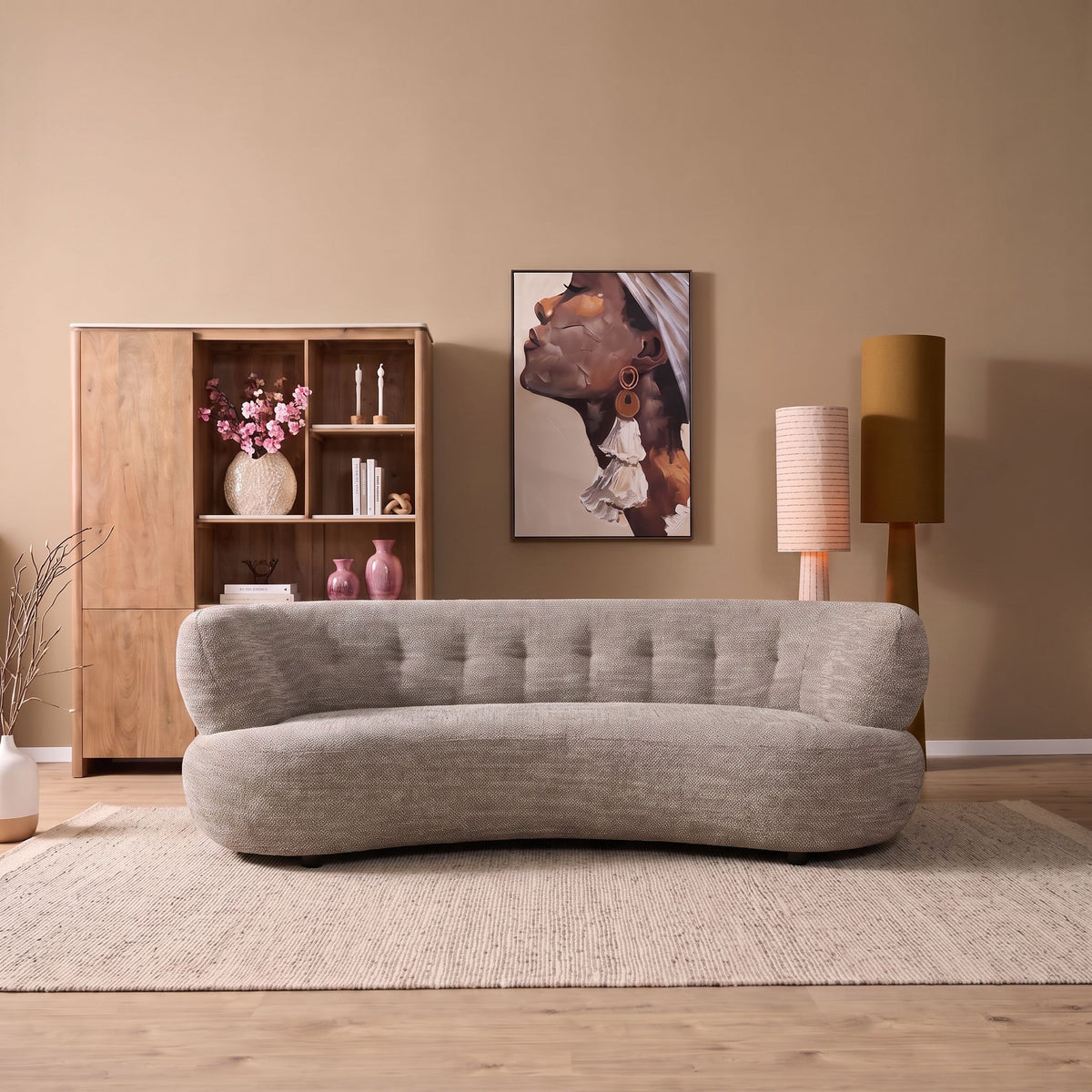 Bank Amy 3-Zits Greige van Starfurn, ronde bank in greige stof in een warme woonkamer met dressoir en wandkunst
