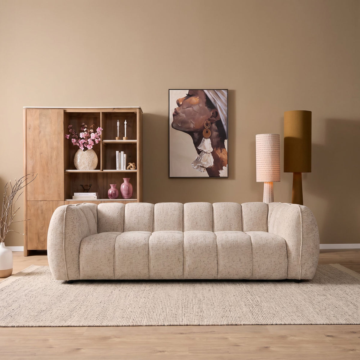 Bank Morris 3-Zits Beige van Starfurn in een warme woonkamer voor een open kast