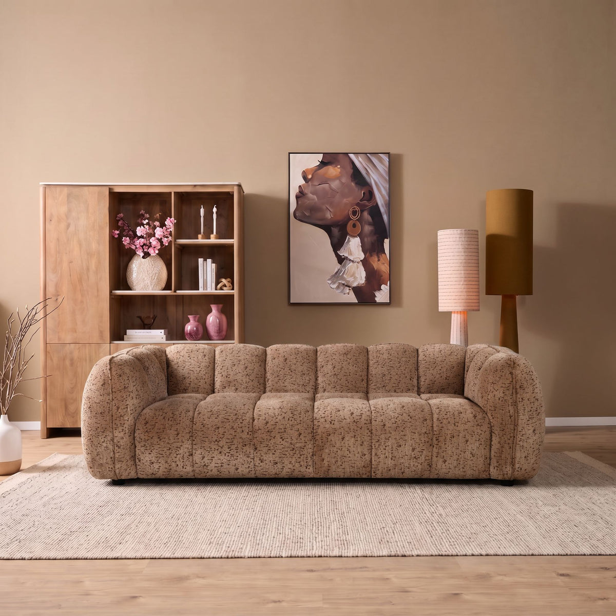 Bank Morris 3-Zits Taupe van Starfurn in een sfeervolle woonkamer met kast en wandkunst