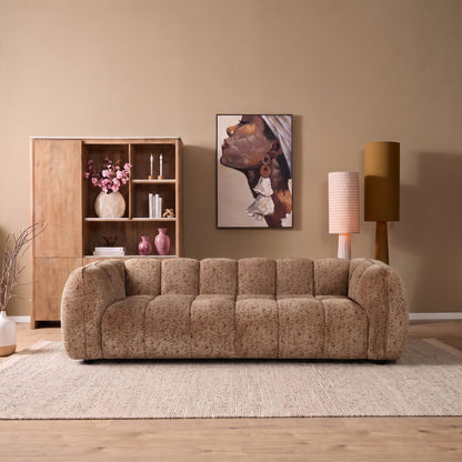 Bank Morris 3-Zits Taupe van Starfurn in een sfeervolle woonkamer met kast en wandkunst