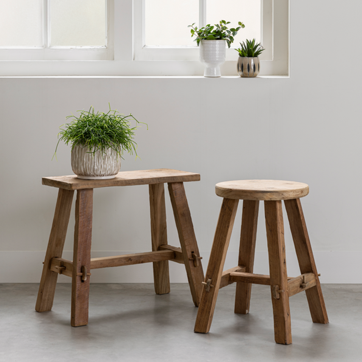 Bankje Antiques Rinjani van MUST Living gestyled in een warme woonkamer