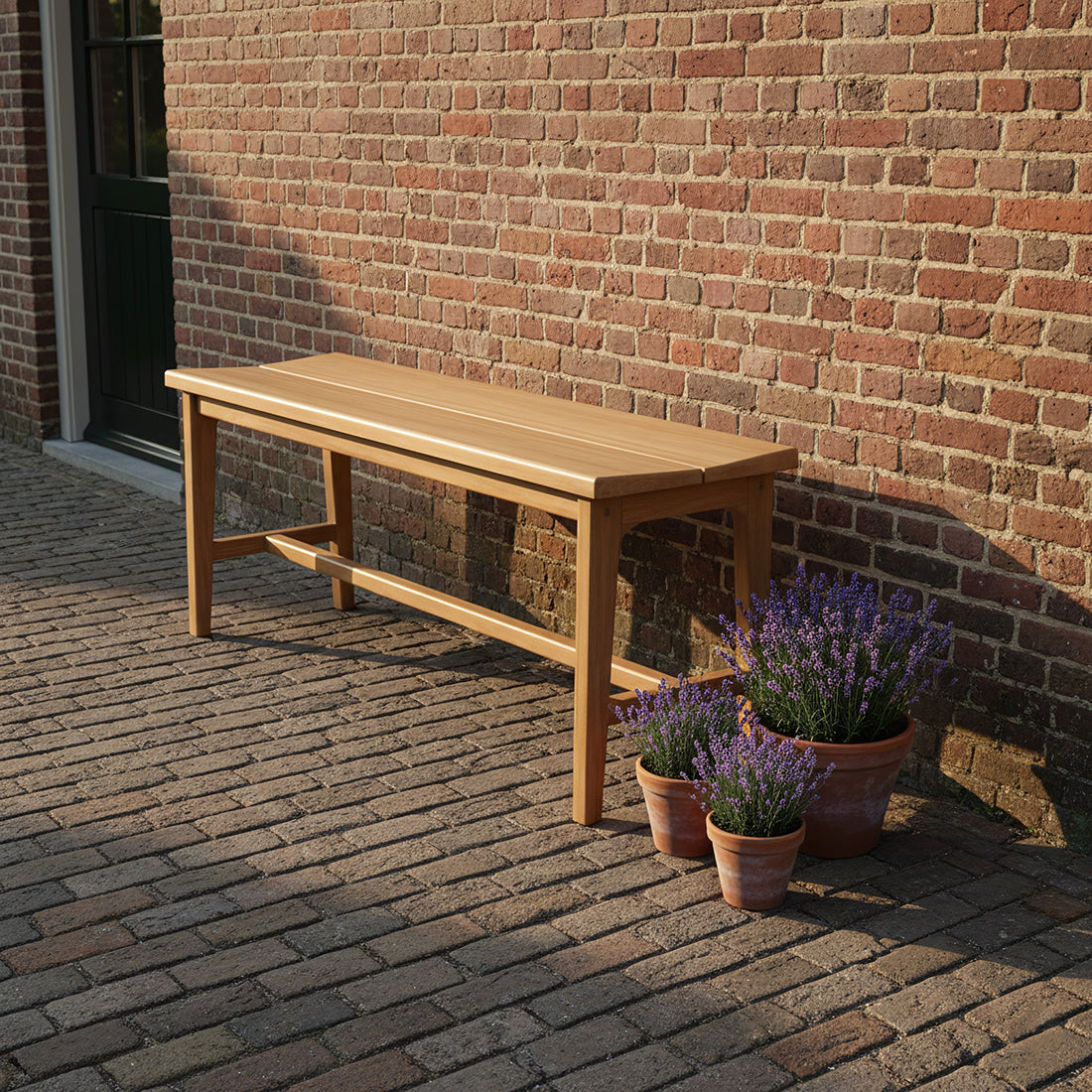 Bankje Teakhout Beige 120cm van Raw Materials, zijaanzicht met de massieve teakhouten poten